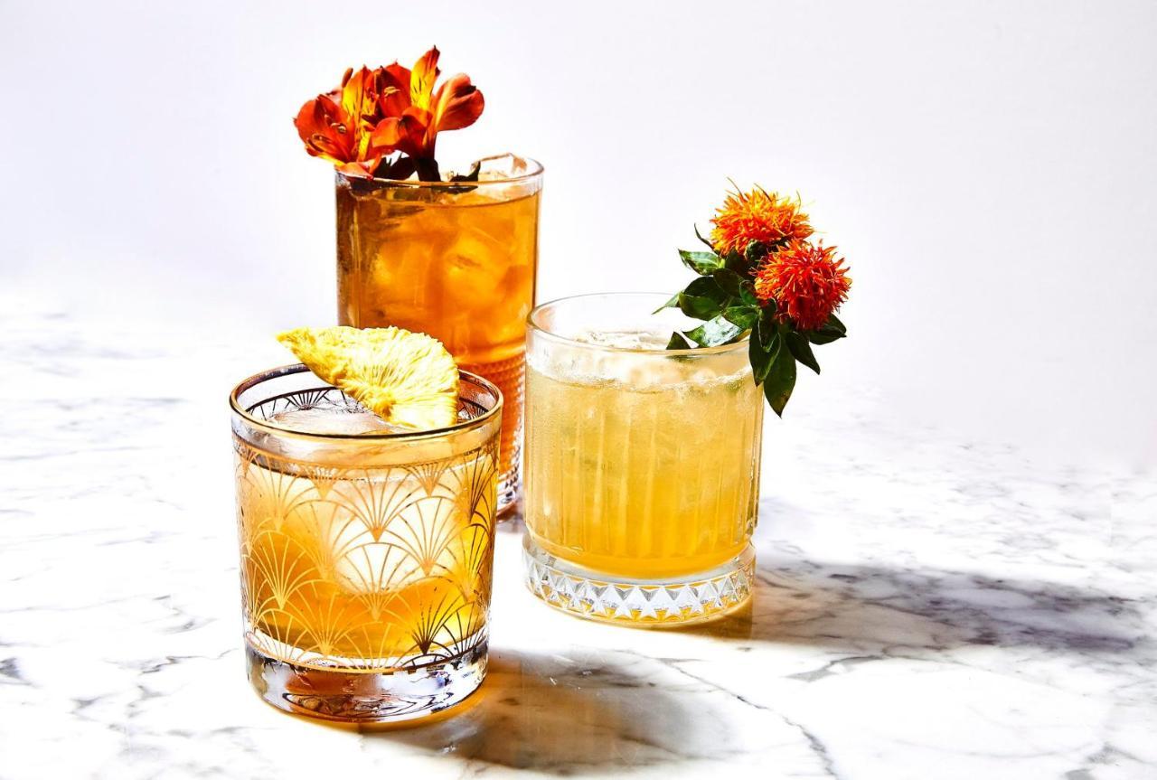 Abesq Doha Hotel And Residences, An Ihg Hotel Exteriér fotografie Three Old Fashioned cocktails