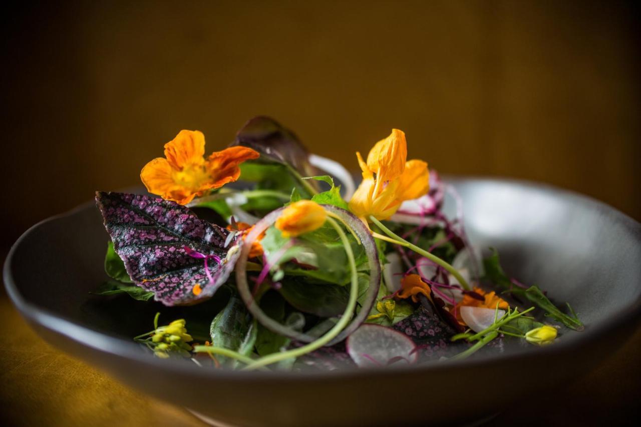 Abesq Doha Hotel And Residences, An Ihg Hotel Exteriér fotografie A salad prepared by the restaurant