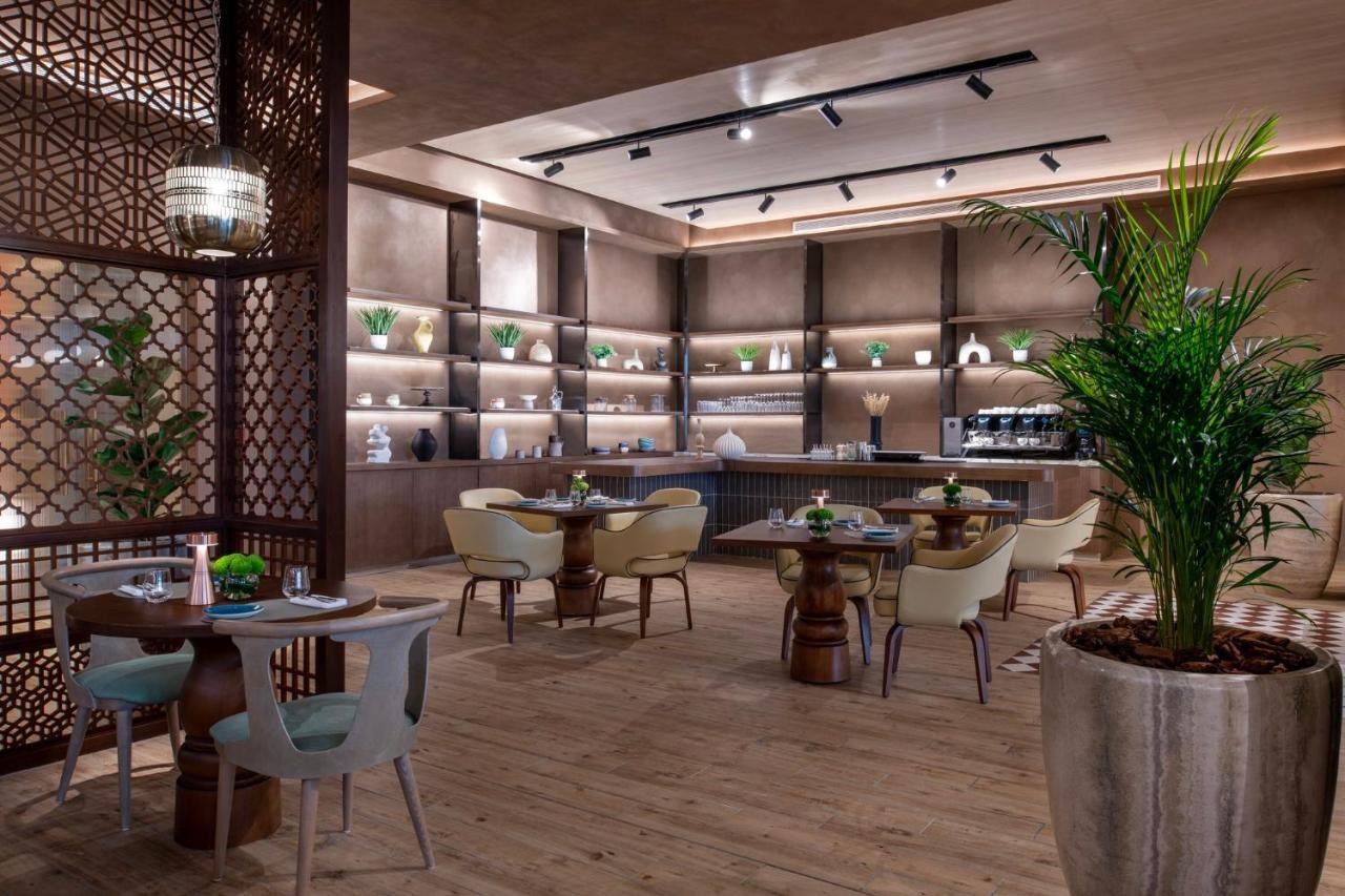 Abesq Doha Hotel And Residences, An Ihg Hotel Exteriér fotografie The interior of the restaurant