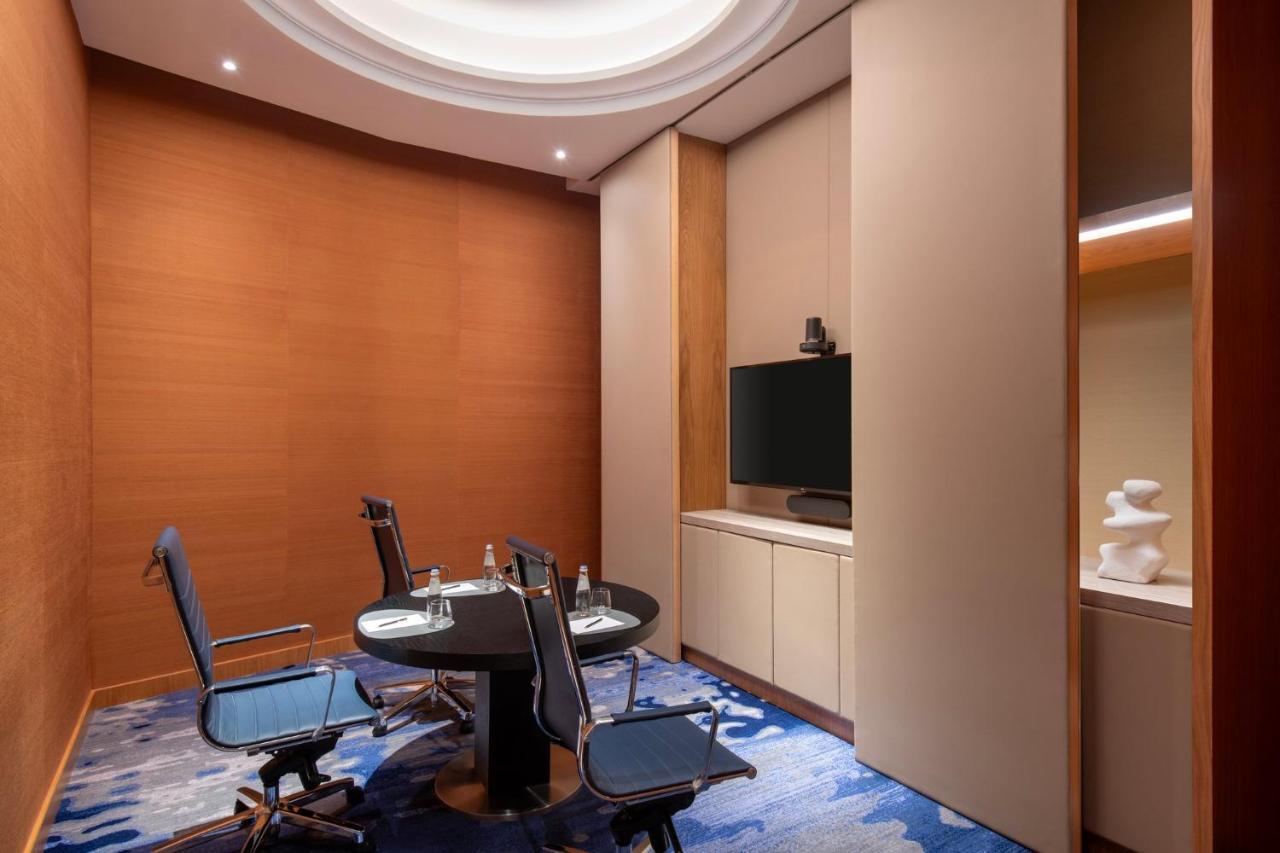 Abesq Doha Hotel And Residences, An Ihg Hotel Exteriér fotografie A meeting room at the hotel