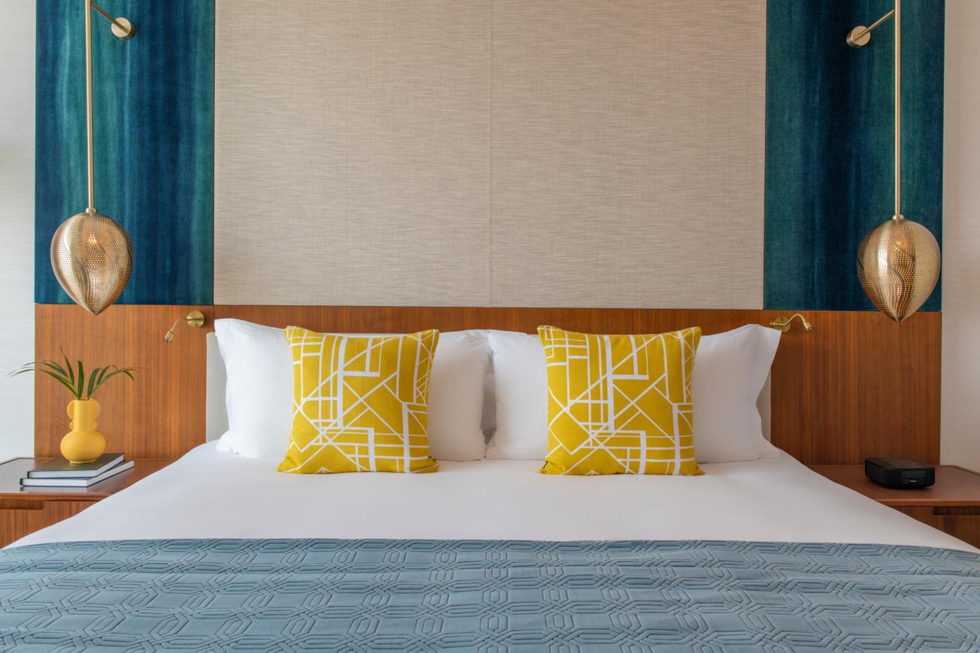 Abesq Doha Hotel And Residences, An Ihg Hotel Exteriér fotografie A bed with cushions