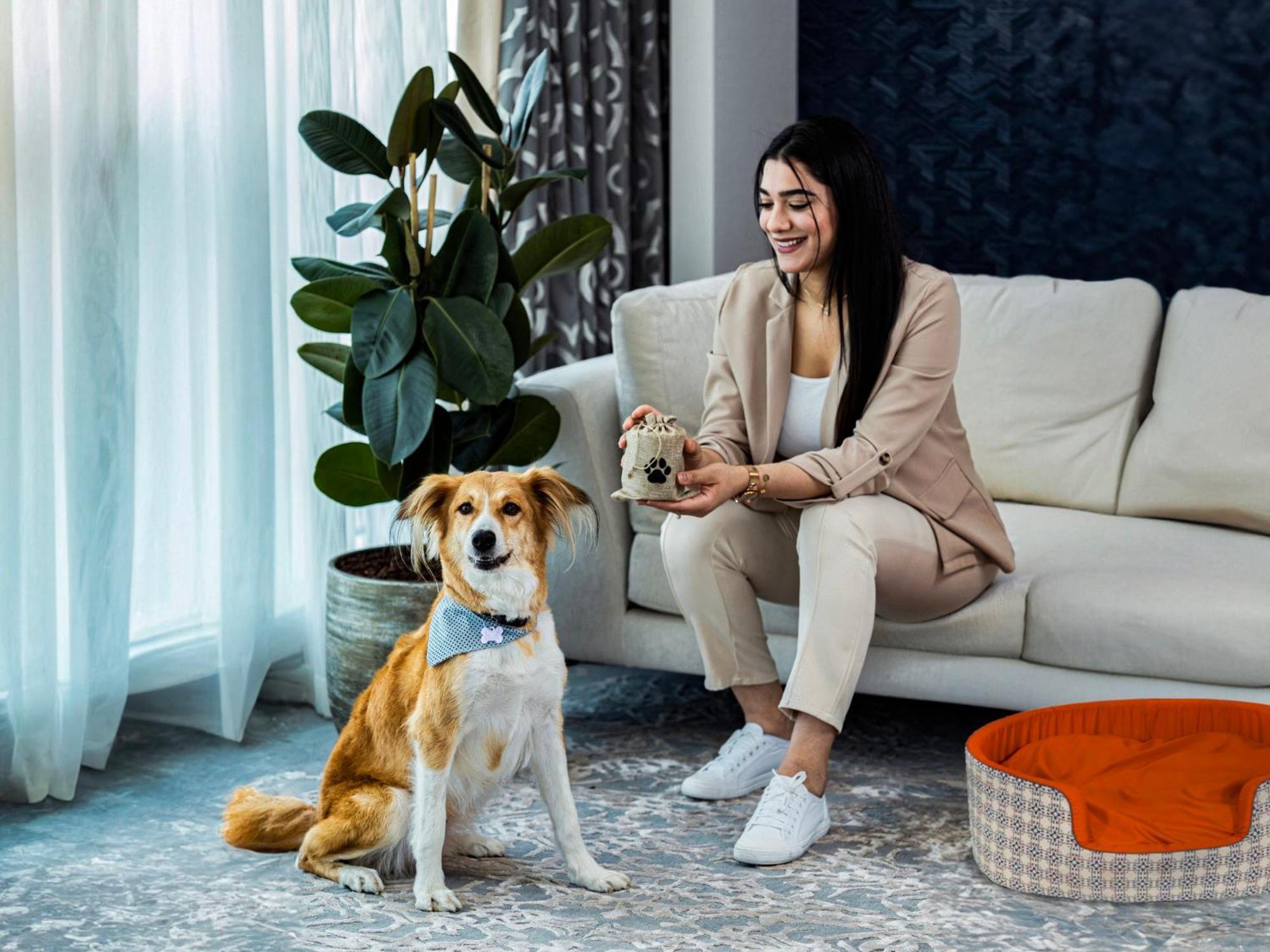 Abesq Doha Hotel And Residences, An Ihg Hotel Exteriér fotografie A dog with its owner