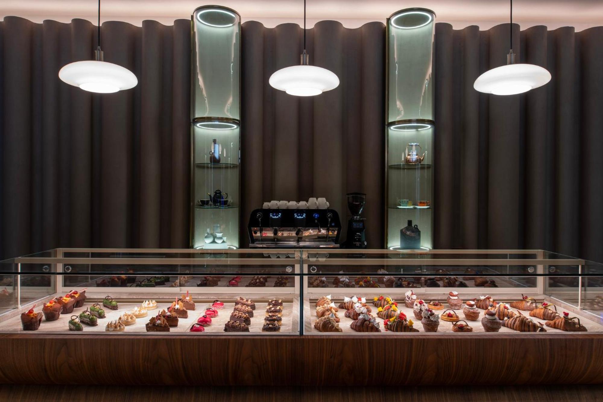 Abesq Doha Hotel And Residences, An Ihg Hotel Exteriér fotografie The interior of the café