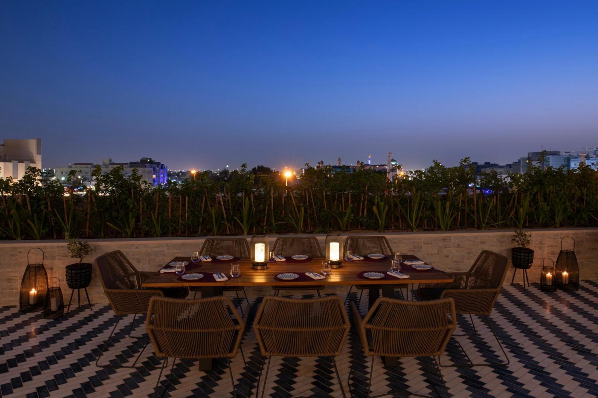 Abesq Doha Hotel And Residences, An Ihg Hotel Exteriér fotografie Rooftop dining at the Taj Mahal Palace