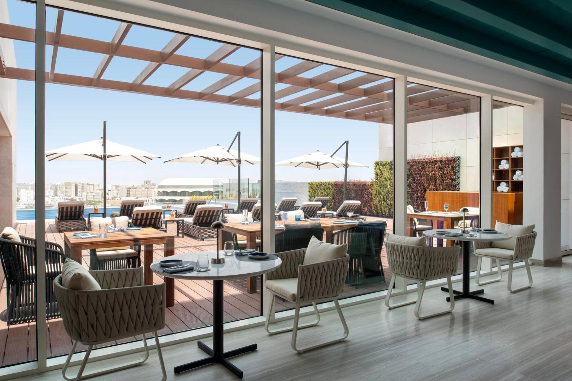 Abesq Doha Hotel And Residences, An Ihg Hotel Exteriér fotografie The Deck