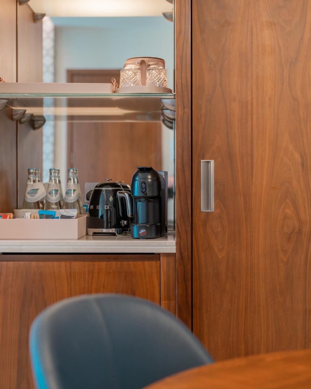 Abesq Doha Hotel And Residences, An Ihg Hotel Exteriér fotografie A Nespresso machine on board a plane