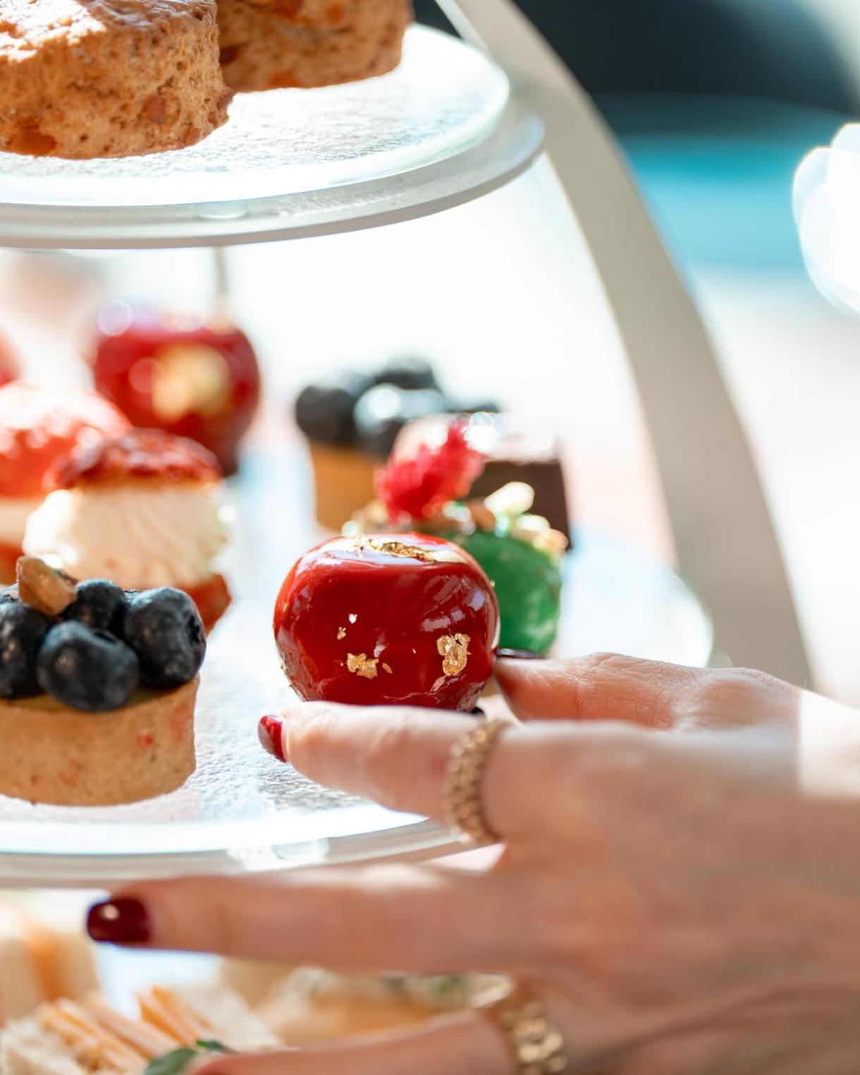 Abesq Doha Hotel And Residences, An Ihg Hotel Exteriér fotografie Petit fours