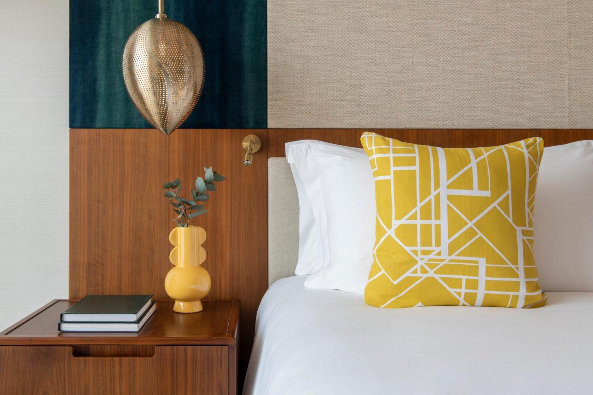 Abesq Doha Hotel And Residences, An Ihg Hotel Exteriér fotografie A bedroom at the Standard East Village
